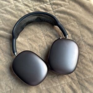 Black Apple AirPods Max